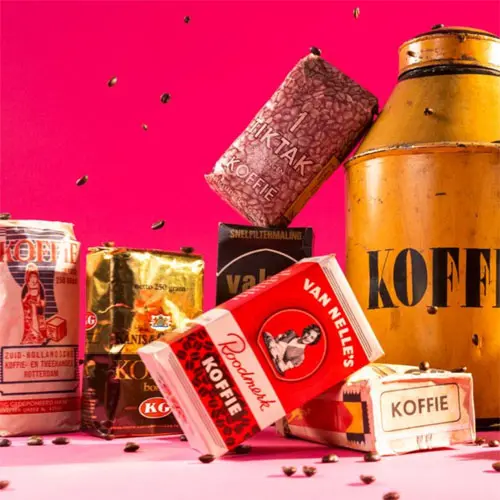 Vanaf 10 oktober presenteert Keramiekmuseum Princessehof in Leeuwarden de tentoonstelling Koffie? Een Nederlandse geschiedenis in keramiek. De tentoonstelling laat zien hoe koffie symbool staat voor gezelligheid, troost en samenzijn, maar dat de koffiegeschiedenis tegelijk onlosmakelijk verbonden met kolonialisme en uitbuiting.